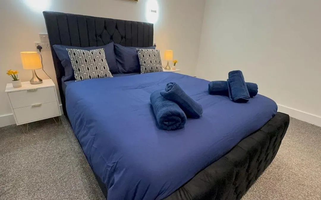 Cozy 5-Bed Caldecott Stays-Sleep 6-1