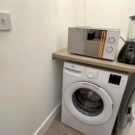 Cozy 5-Bed Caldecott Stays-Sleep 6-3